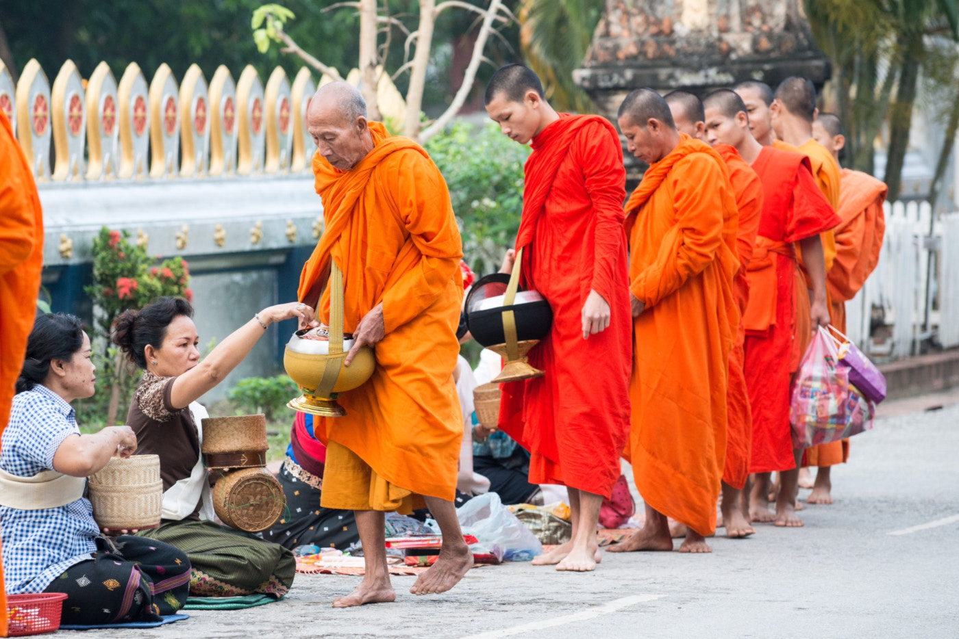 Monaci Birmani che fanno la questua mattutina